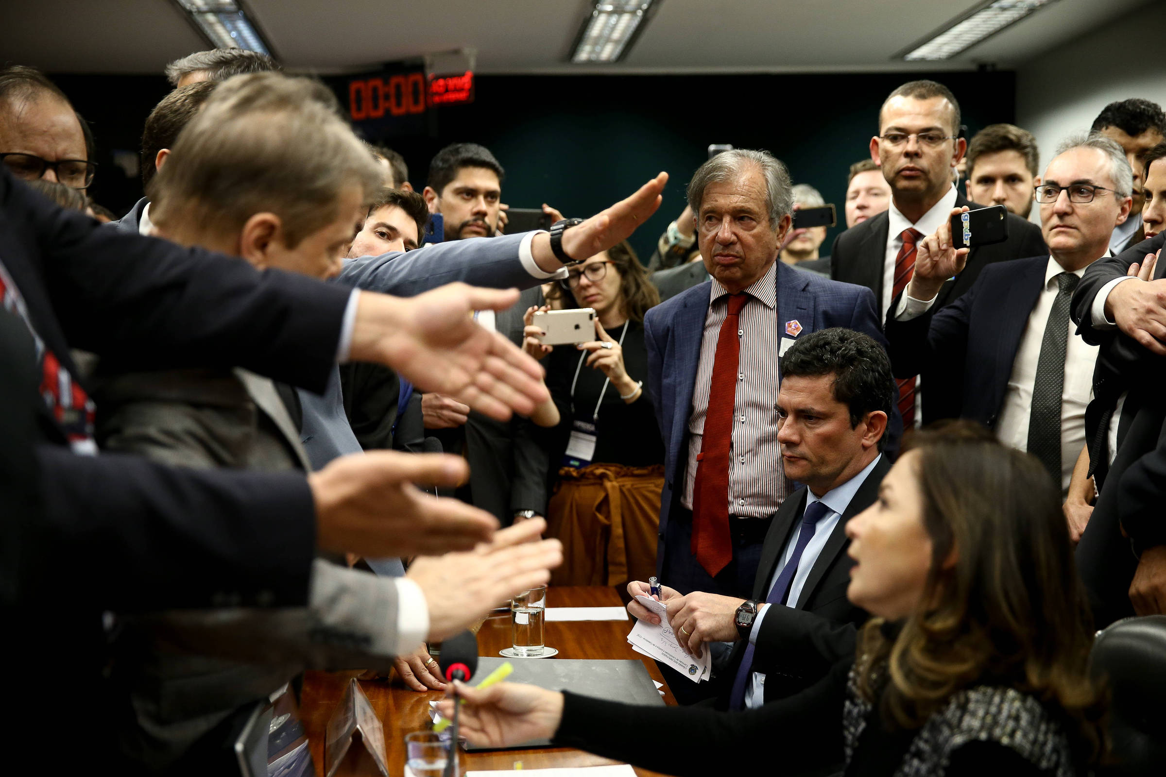 Moro ironiza oposição, parte para ataque, e sessão na Câmara termina em tumulto